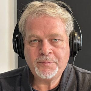 למרות שיש לו דרכון אמריקאי, אמיר הרמתי , יזם סדרתי, אומר שהוא נשאר בארץ ונלחם למען הדמוקרטיה למרות שיש לו דרכון אמריקאי, אמיר הרמתי , יזם סדרתי, אומר שהוא נשאר בארץ ונלחם למען הדמוקרטיה