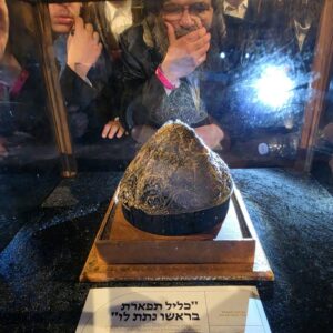 על האותנטיות והשקידה על שמירתה, כאתוס המכונן של החברה החרדית. רשמי ביקור בתערוכת ‘היכלות’ בבנייני האומה בירושלים. אב תשפ”ו – 08/26